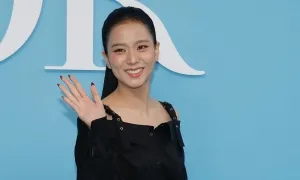 Jisoo, Địch Lệ Nhiệt Ba bên dàn sao Paris Fashion Week