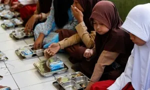 Háo hức và lo ngại về chuỗi bếp ăn miễn phí hàng tỷ USD của Indonesia